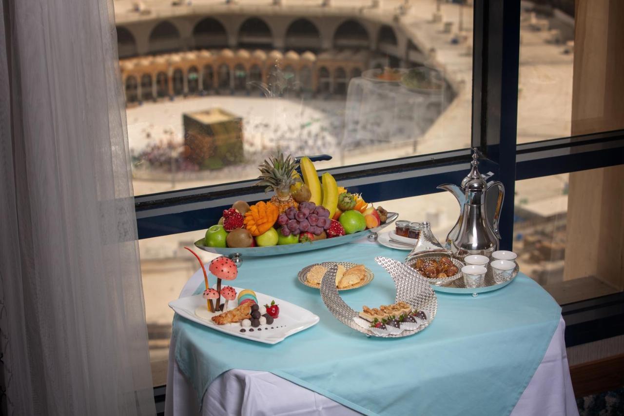 Al Safwah Orchid Hotel Mekka Buitenkant foto A table with a view of the airport