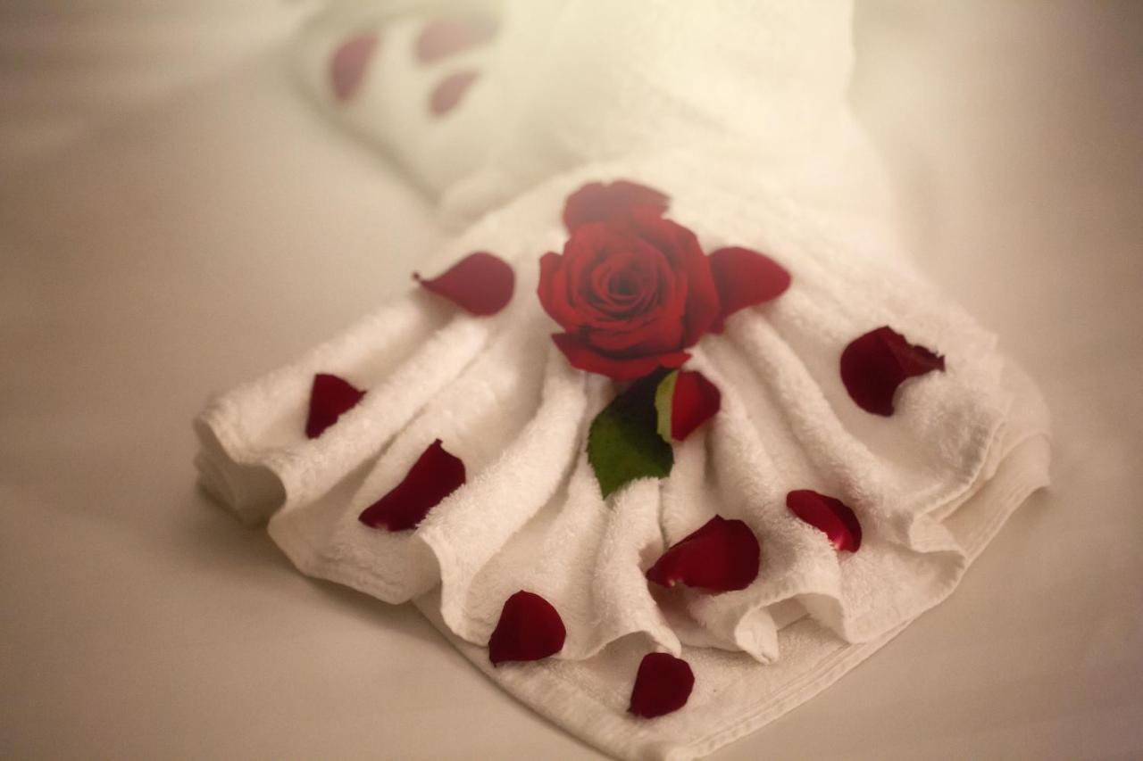 Al Safwah Orchid Hotel Mekka Buitenkant foto A rose on a bed