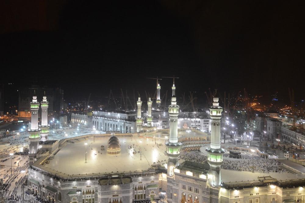 Al Safwah Orchid Hotel Mekka Buitenkant foto Masjid al-Qubāʾ at night