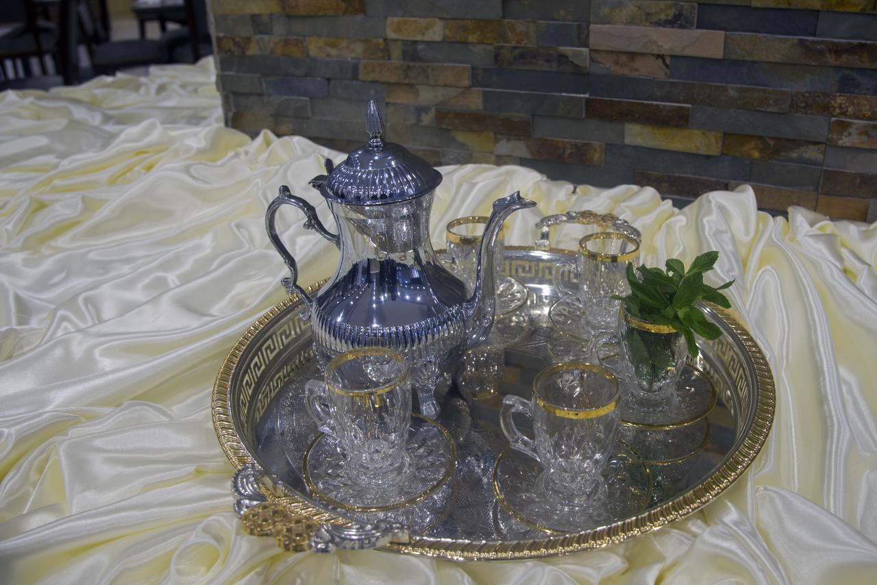 Al Safwah Orchid Hotel Mekka Buitenkant foto A silver tea set