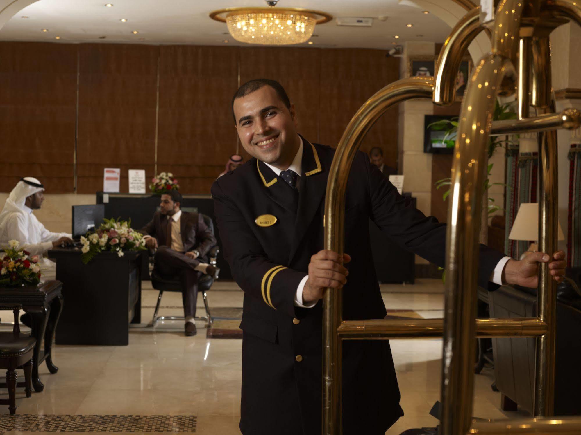 Al Safwah Orchid Hotel Mekka Buitenkant foto A bellboy at the Grand Hyatt Hotel in Riyadh, Saudi Arabia