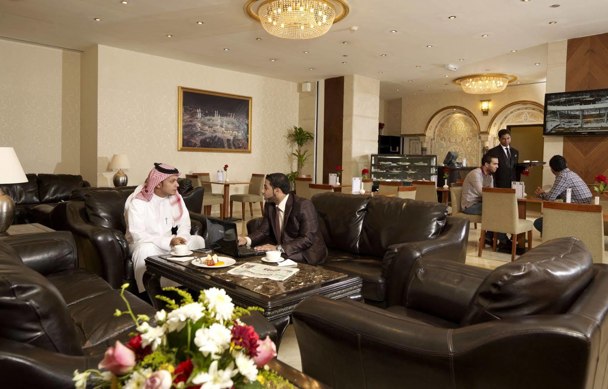 Al Safwah Orchid Hotel Mekka Buitenkant foto The lounge at the airport