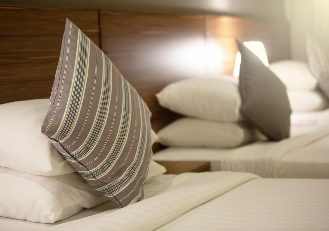 Al Safwah Orchid Hotel Mekka Buitenkant foto Pillows on a bed