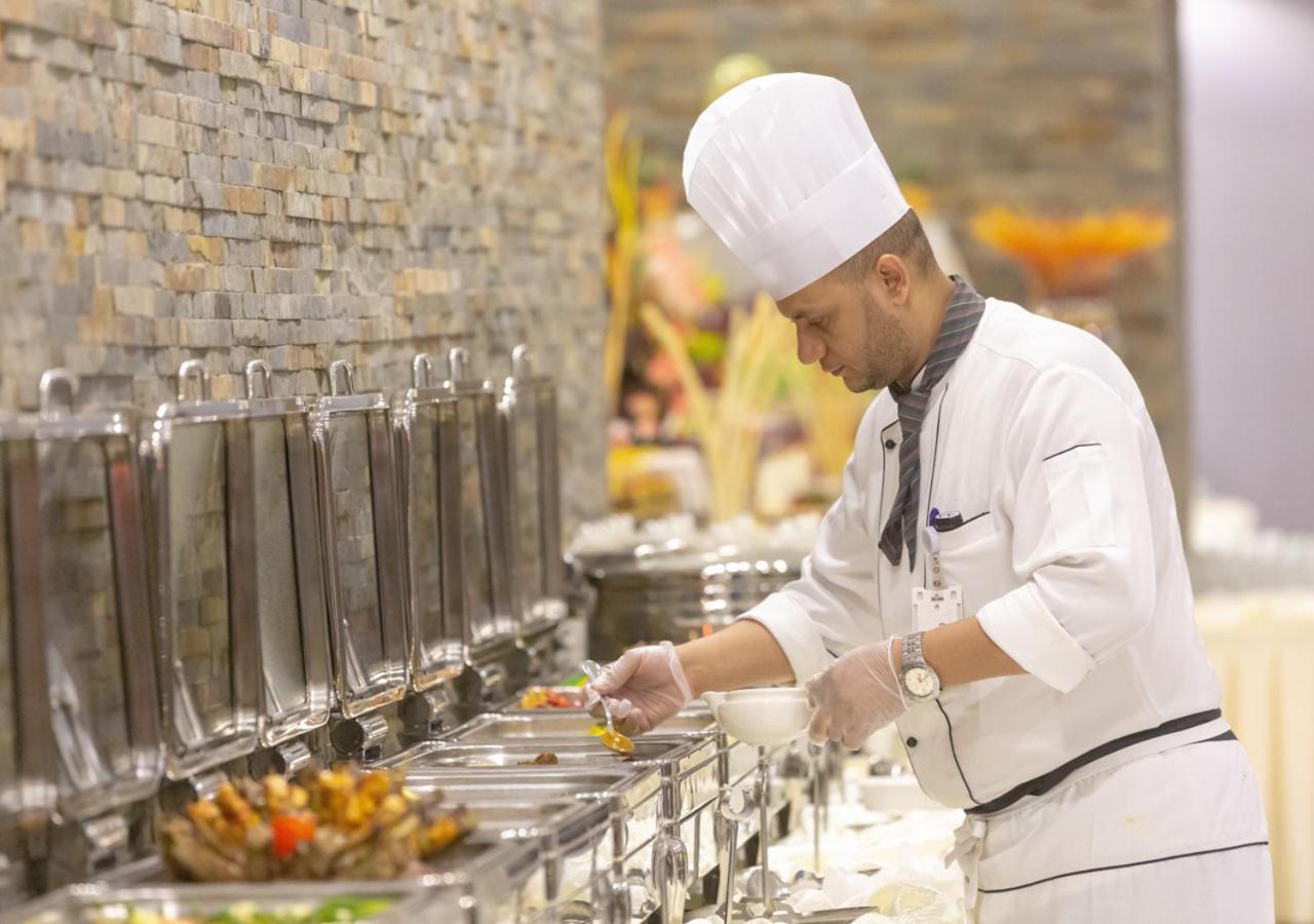 Al Safwah Orchid Hotel Mekka Buitenkant foto A chef at work