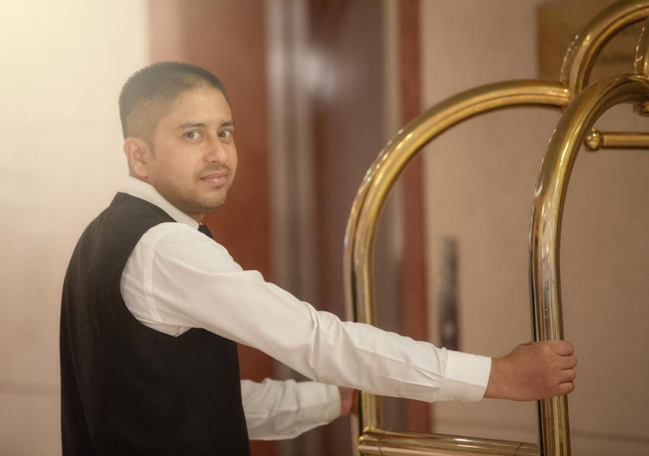 Al Safwah Orchid Hotel Mekka Buitenkant foto A bellboy