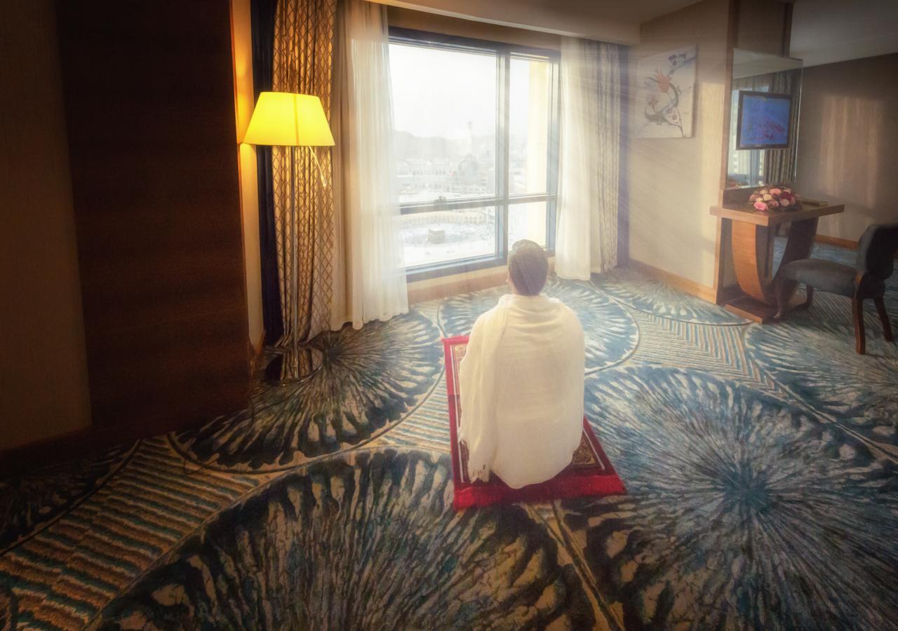 Al Safwah Orchid Hotel Mekka Buitenkant foto Muslim prayer in a hotel room